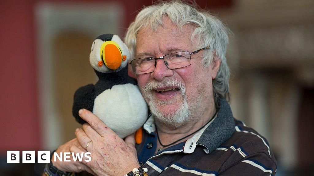 Bill Oddie: Comedian who found nature a welcome refuge from mental illness - BBC