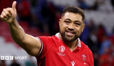 Taulupe Faletau gives a thumbs up