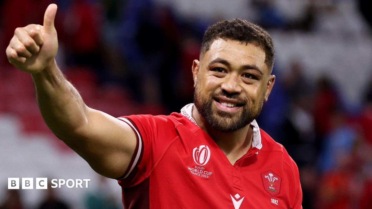 Taulupe Faletau gives a thumbs up