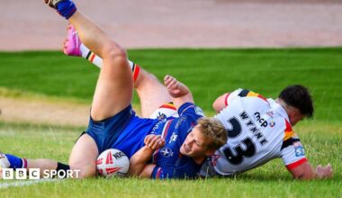 Will Tate scores for Wakefield Trinity in the first half