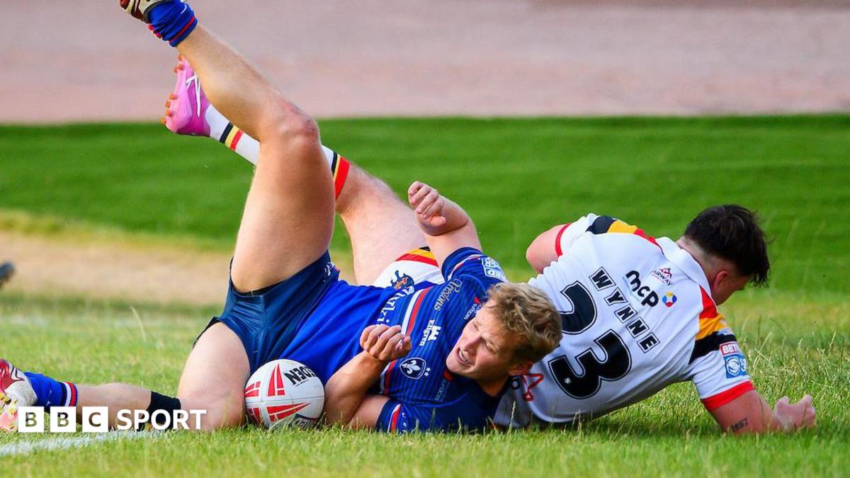 Will Tate scores for Wakefield Trinity in the first half