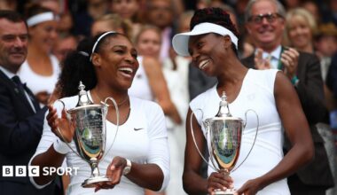 Serena and Venus Williams pose with the women's doubles trophies at Wimbledon in 2016