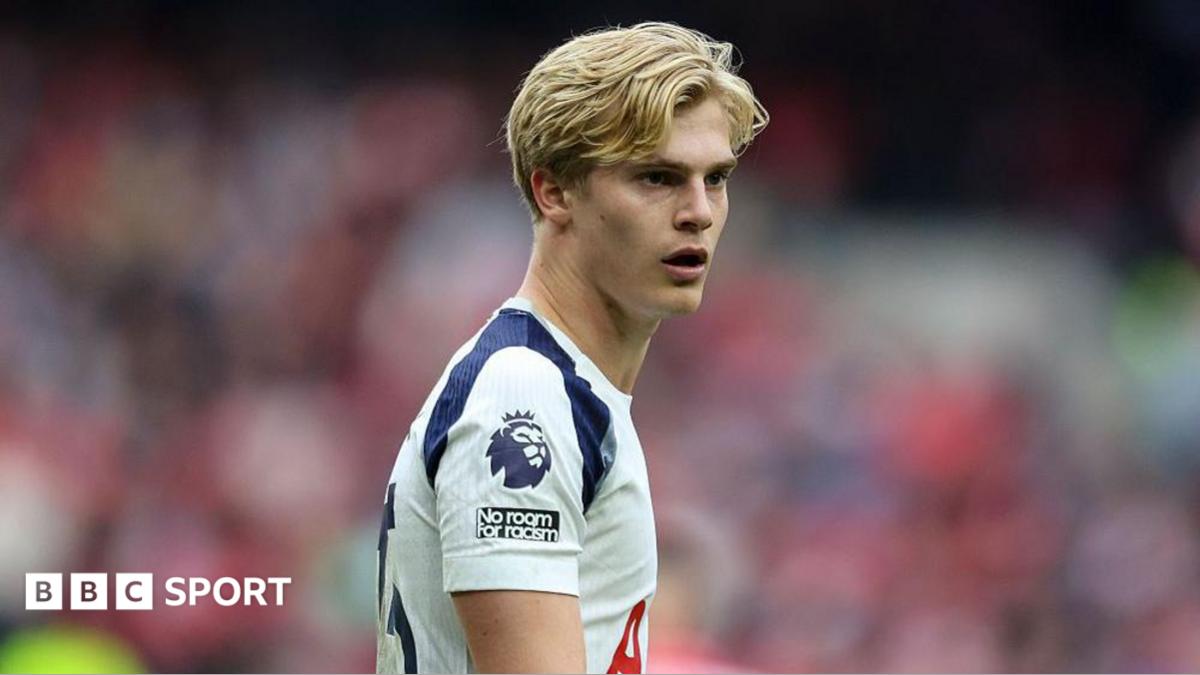 Lucas Bergvall playing for Tottenham