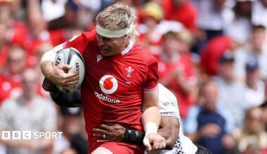 Aaron Wainwright carrying the ball