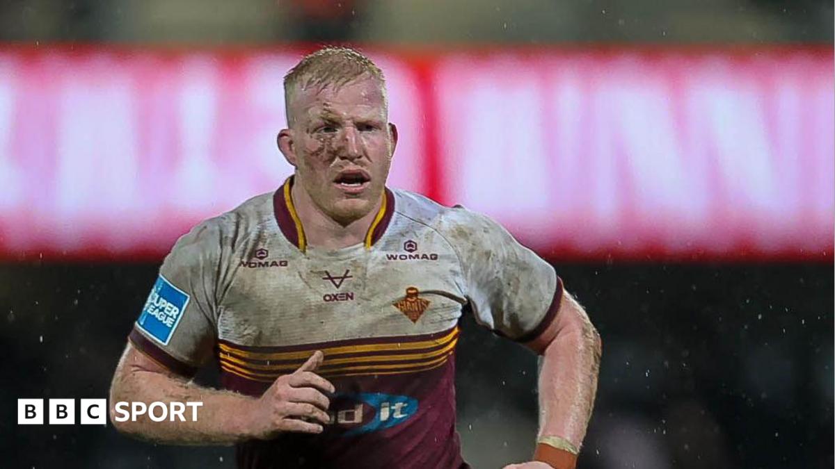 Matty English in action for Huddersfield Giants