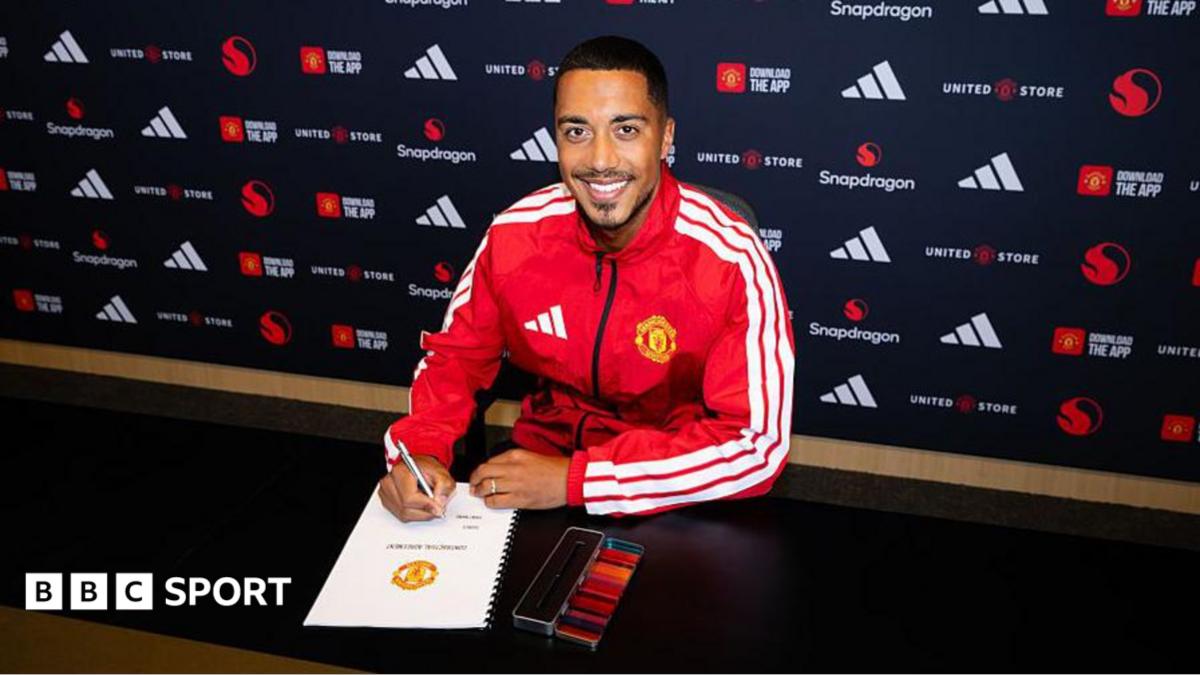Youri Tielemans signs his Man Utd contract