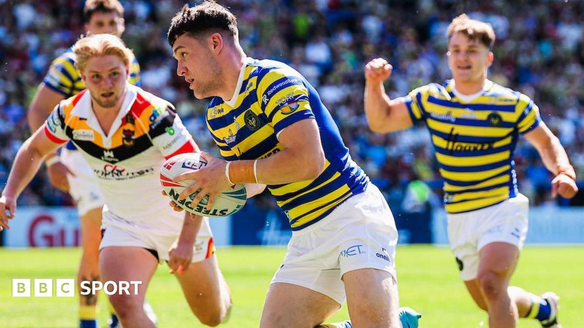 Josh Thewlis scoring a try for Warrington Wolves at home to Bradford Bulls in May