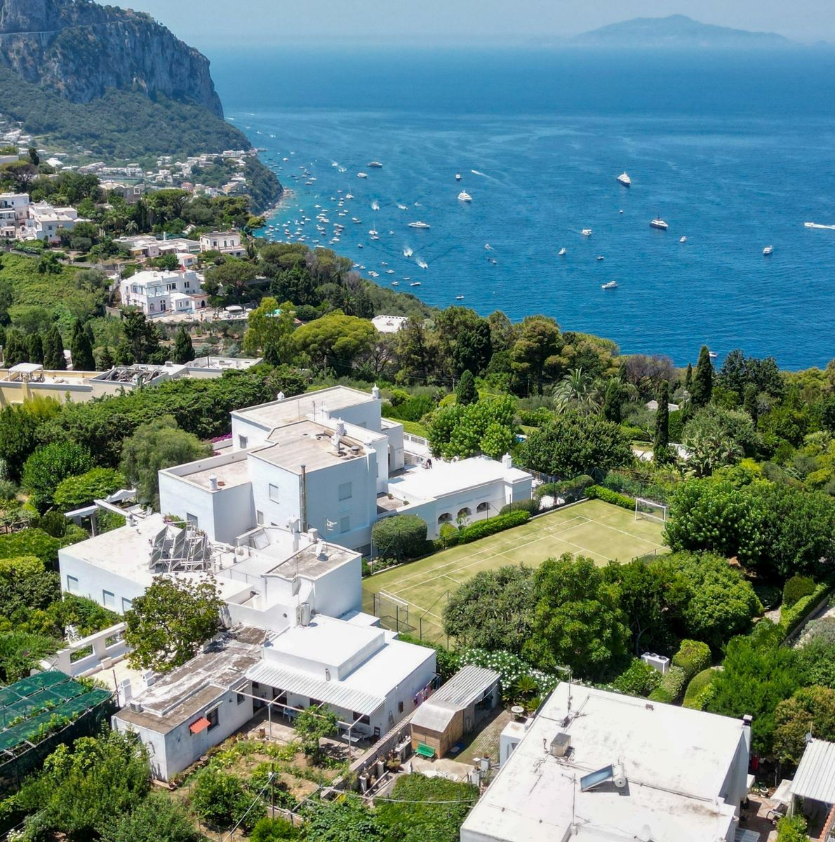 The couple visited the historic Villa Bragaglia, a secluded Capri estate once frequented by Italian cinema legends.