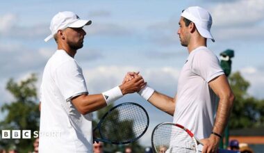 Julian Cash and Lloyd Glasspool shake hands