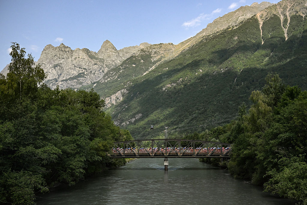 The pack of riders (peloton) cycles at the start of the 20th stage of the 113th edition of the Tour de France cycling race, 170,9 km between Le Bourg-d'Oisans and Alpe d'Huez in the French Alps, on July 25, 2026. (Photo by Loic VENANCE / AFP)