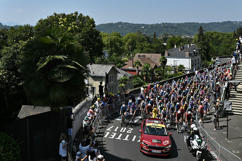 The pack of riders (peloton) cycles at the start of the 6th stage of the 113th edition of the Tour de France cycling race, 186 km between Pau and Gavarnie-G&egrave;dre in the French Pyrenees, on July 9, 2026. (Photo by Jeff PACHOUD / AFP)