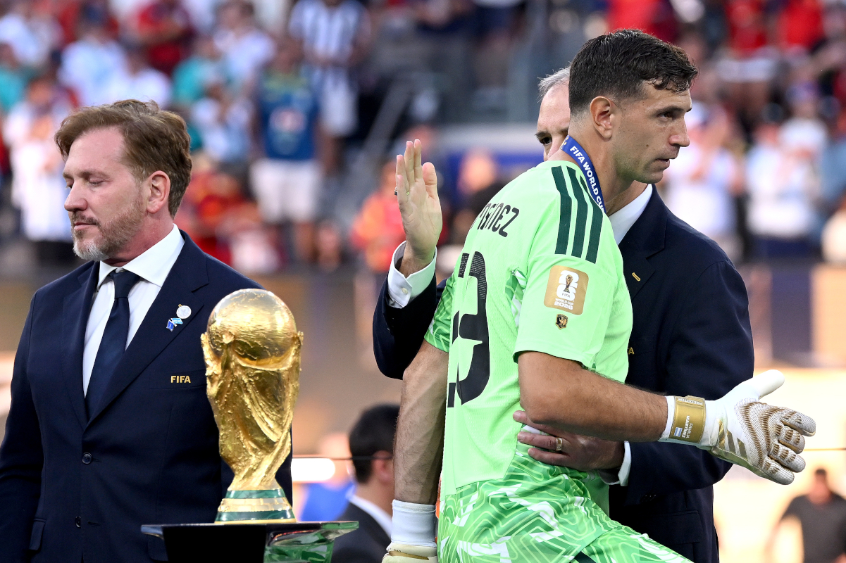 EAST RUTHERFORD, NEW JERSEY - JULY 19: Emiliano Martinez #23 of Argentina walks past the FIFA World Cup Winner's Trophy at the award ceremony following the FIFA World Cup 2026 Final match between Spain and Argentina at New York New Jersey Stadium on July 19, 2026 in East Rutherford, New Jersey. (Photo by David Ramos/Getty Images)