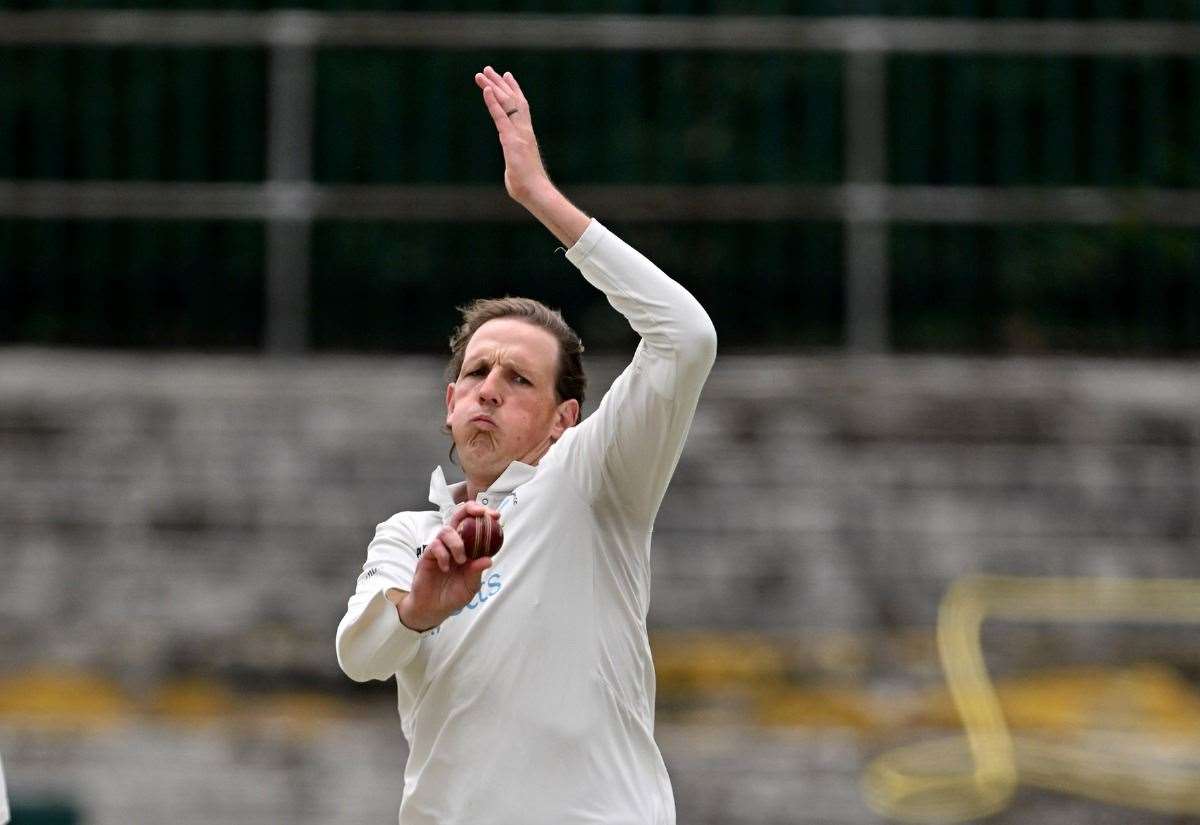 St Lawrence & Highland Court two-wicket winners in top-three game at Blackheath to move top of Kent Cricket League Premier Division; Whitstable, Hayes, Tunbridge Wells and Bromley victorious