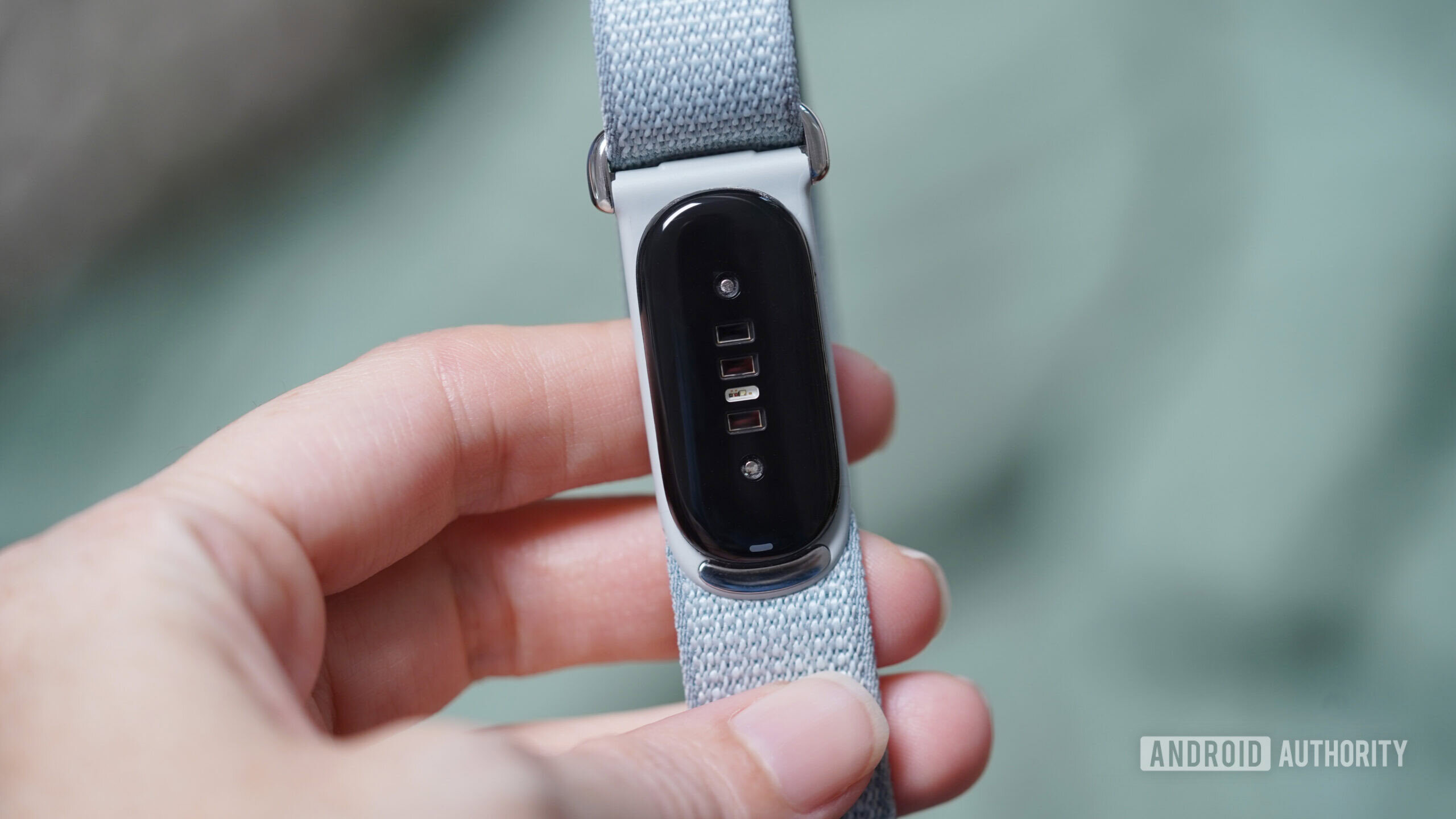 Fitbit Air Sensor A user holds Fitbit Air in hand displaying its sensor.