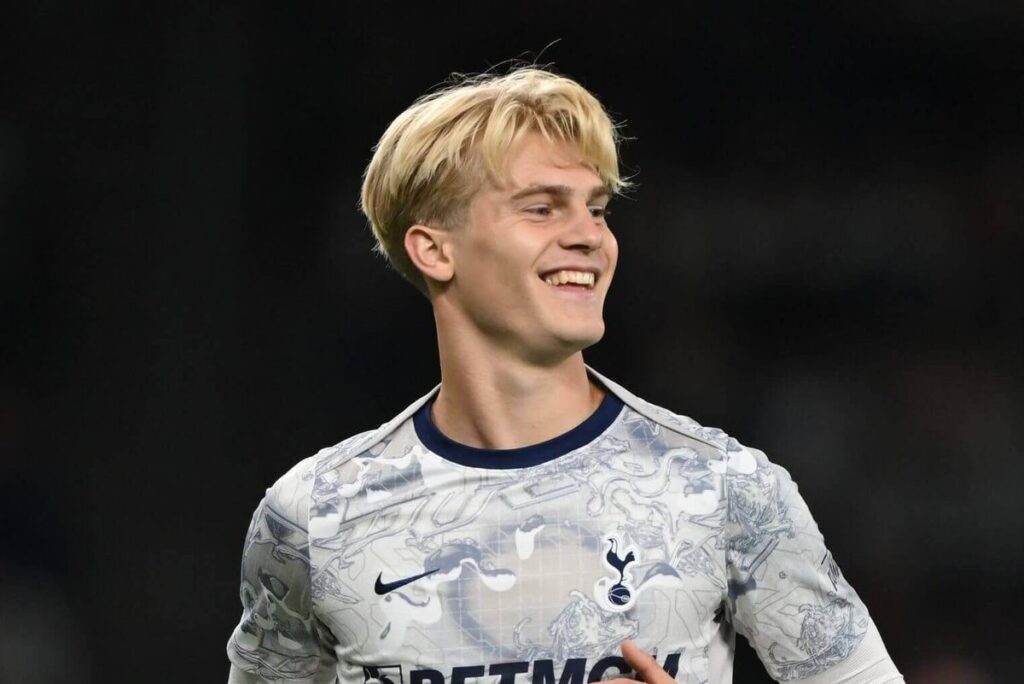 Bergvall warming up for Tottenham