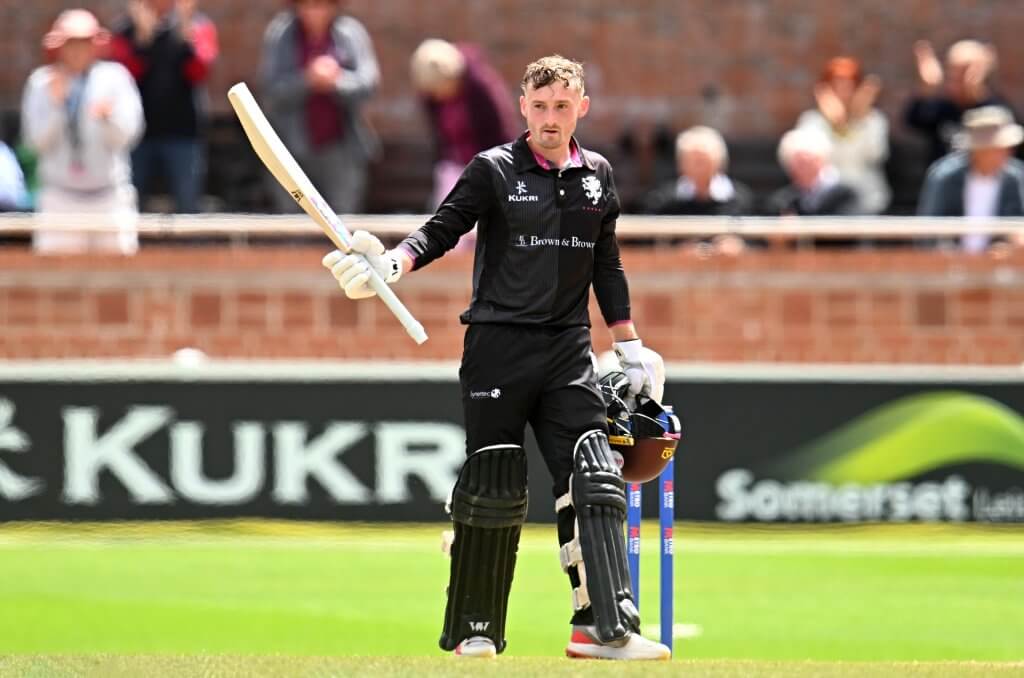 Captain's innings from Lewis as Somerset brush Warwickshire aside