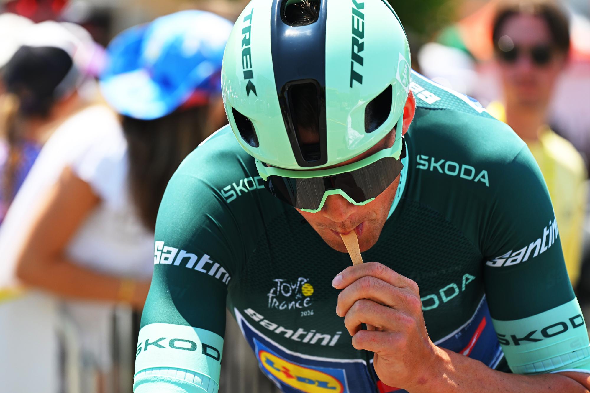 Mads Pedersen eats an ice lolly