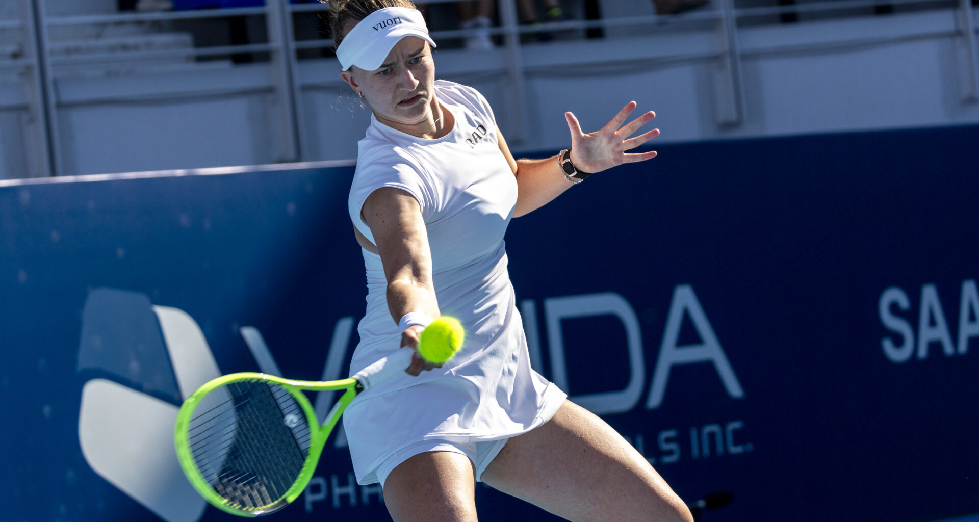 Krejcikova defeats Zheng for the first time to make Athens semis