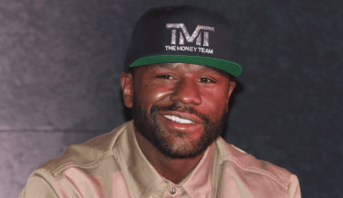 Boxer tipped to be the next Floyd Mayweather jumps in pool after becoming 'rich' again