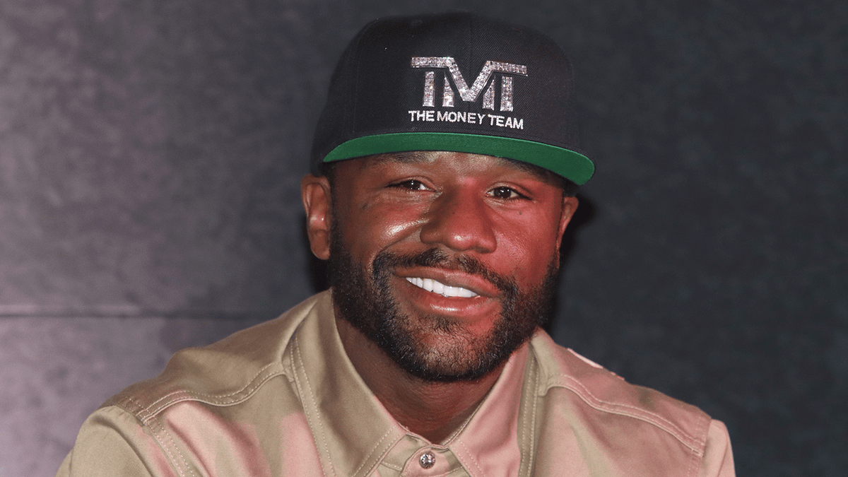 Boxer tipped to be the next Floyd Mayweather jumps in pool after becoming 'rich' again