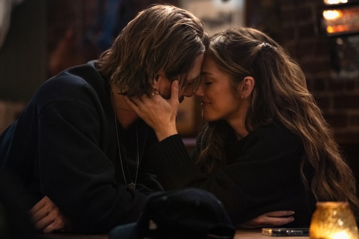 RANSOM CANYON SEASON 2 Ben Robson as Oliver and Minka Kelly as Quinn in Ransom Canyon season 2.