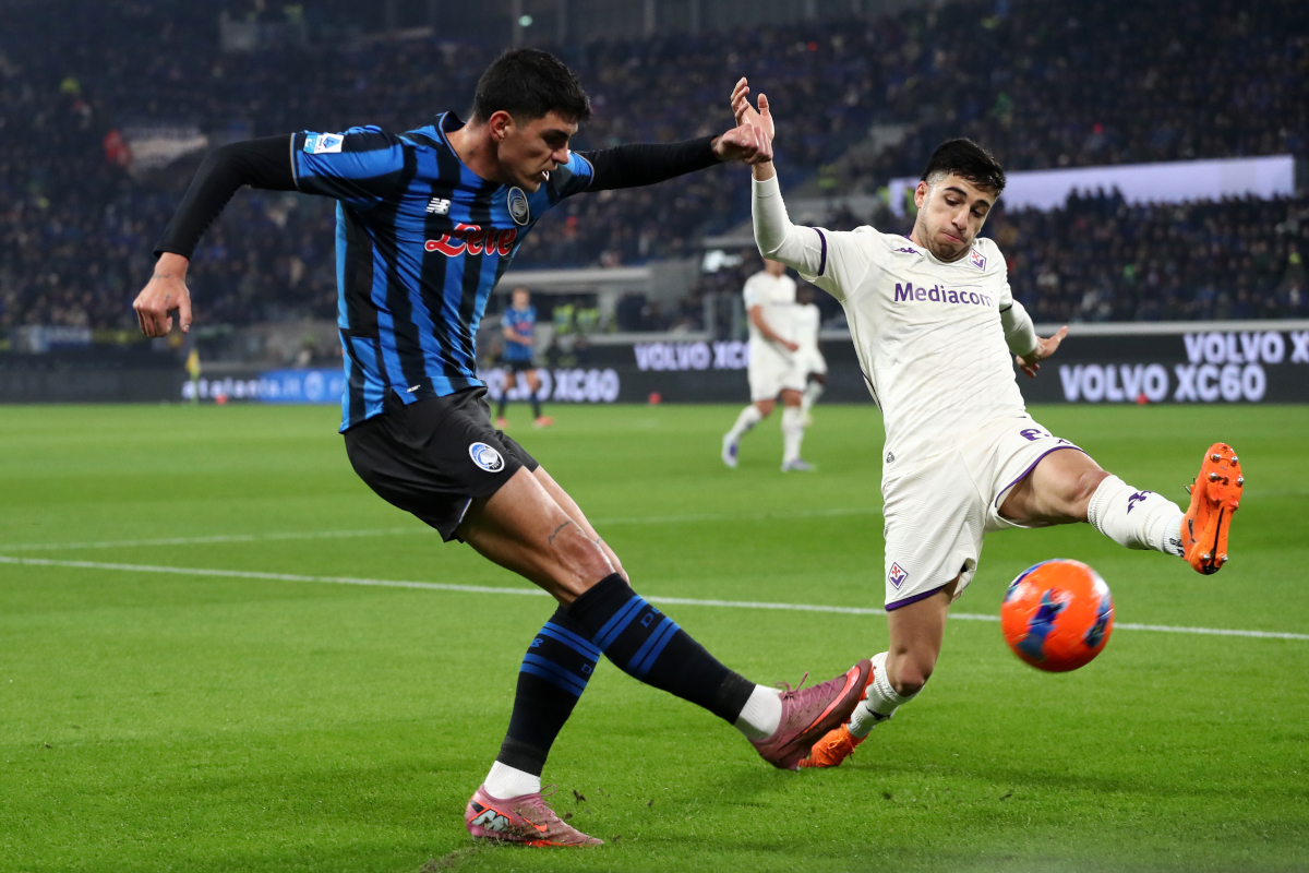 BERGAMO, ITALY - NOVEMBER 30: Raoul Bellanova of Atalanta BC is challenged by Fabiano Parisi of Fiorentina during the Serie A match between Atalanta BC and ACF Fiorentina at Gewiss Stadium on November 30, 2025 in Bergamo, Italy. (Photo by Marco Luzzani/Getty Images)