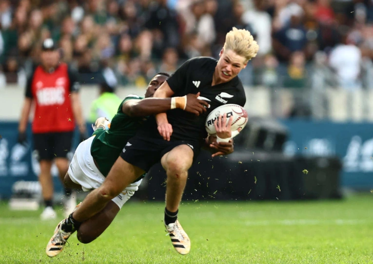 Vusi Moyo tackles Logan Williams