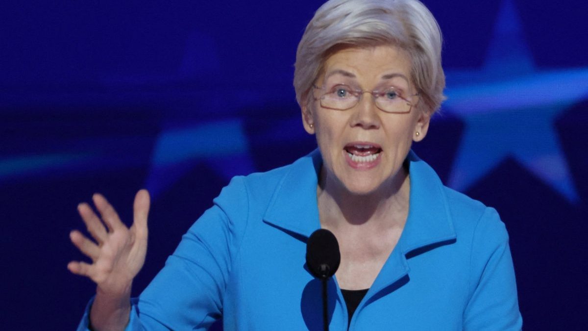 FILE PHOTO: U.S. Sen. Elizabeth Warren (D-MA) speaks on Day 4 of the Democratic National Convention (DNC) at the United Center, in Chicago, Illinois, U.S., August 22, 2024. REUTERS/Mike Segar/File Photo