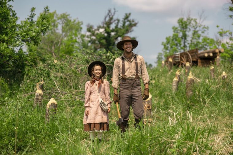 Little House on the Prairie. (L to R) Alice Halsey as Laura Ingalls, Luke Bracey as Charles Ingalls in episode 101 of Little House on the Prairie. Cr. Eric Zachanowich/Netflix ?? 2026 TV Still Netflix