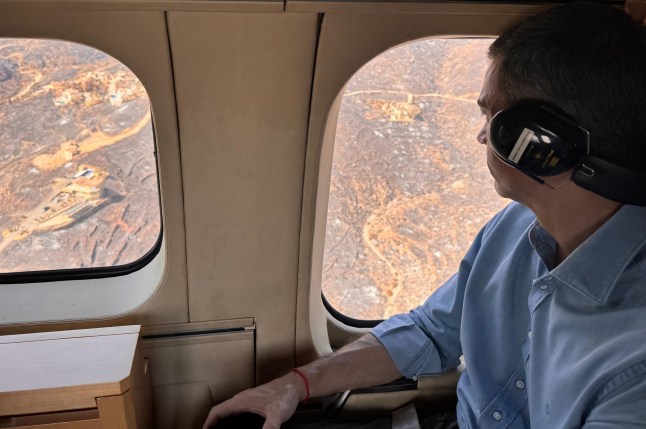 epa13108457 A handout photo made available by the Spanish Prime Minister's press office shows Spanish Prime Minister Pedro Sanchez in plane flying over the area affected by the forest fire which started in Los Gallardos, Almeria, southern Spain, 13 July 2026. At least 13 people have lost their lives to the Los Gallardos forest fire that has burned more than 7,000 hectares in Almeria municipalities. EPA/FERNANDO CALVO HANDOUT (MANDATORY CREDIT)HANDOUT EDITORIAL USE ONLY/NO SALES