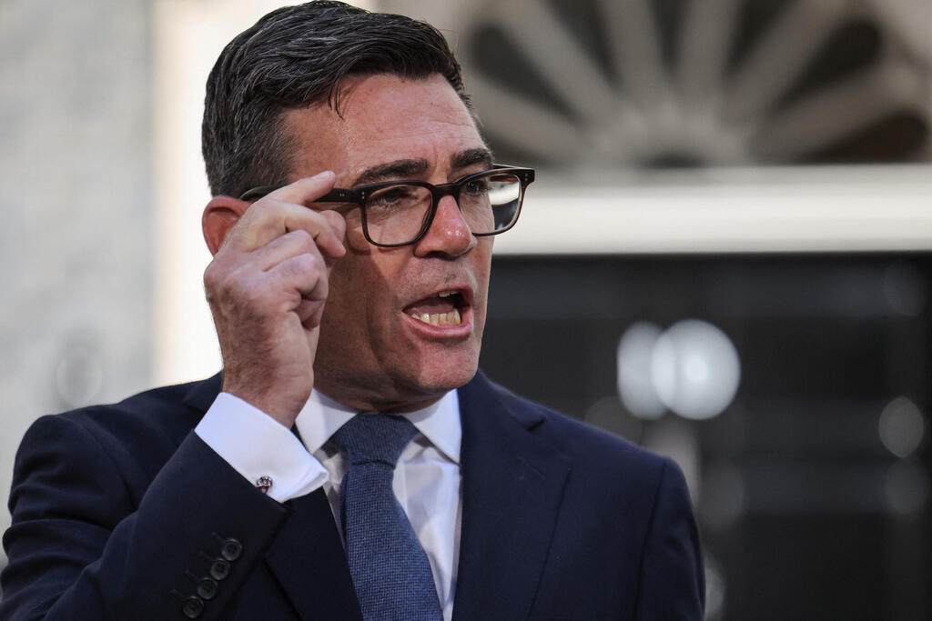 Prime Minister Andy Burnham (Photo: Henry NICHOLLS / AFP) ראש ממשלת בריטניה החדש אנדי ברנהאם בנאום ראשון מחוץ ל דאונינג 10