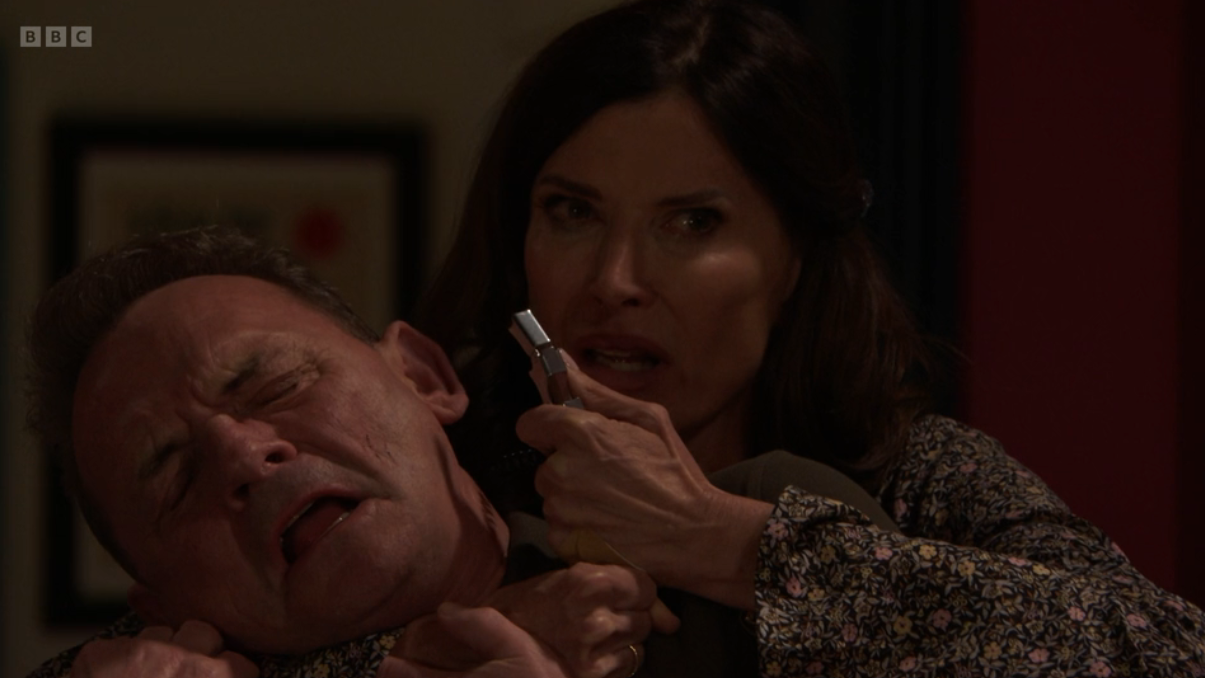 Fans spotted Bea’s corkscrew change colour mid-way through a scene
