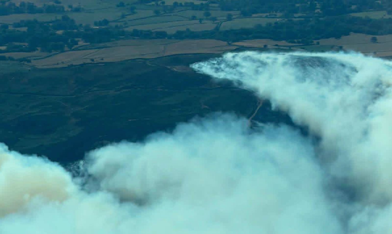 Major incident declared as 'large-scale' wildfire on Conwy Mountain forces locals to evacuate