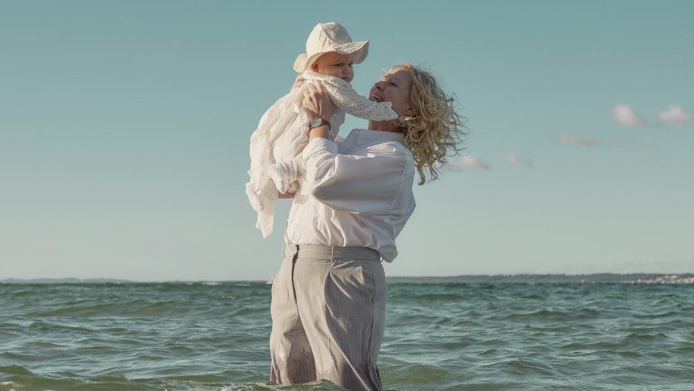 'The Guest' Review: A Piercing Family Drama of Unsentimental Value