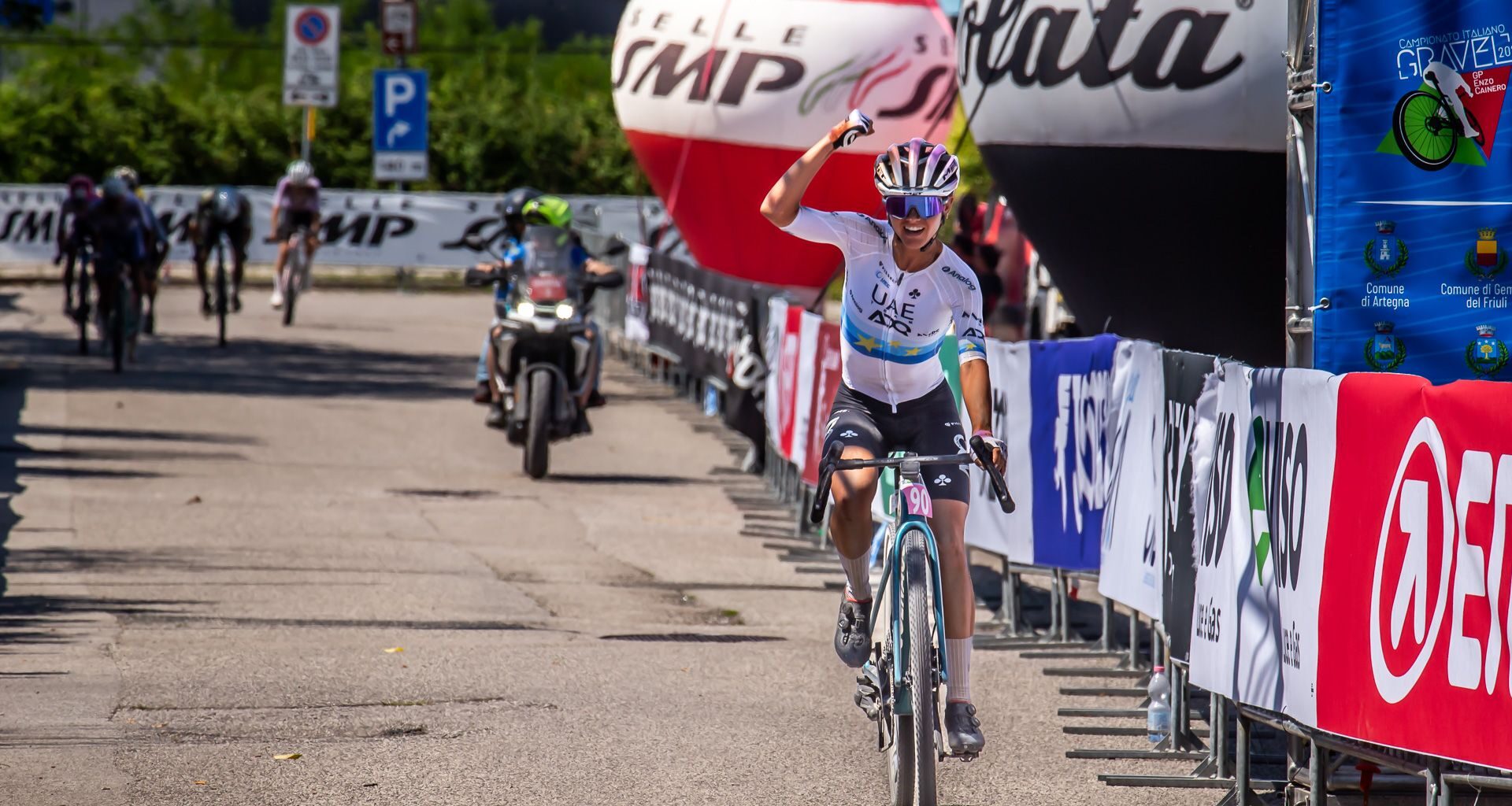 Erica Magnaldi crosses the line to win the Italian Gravel Championships