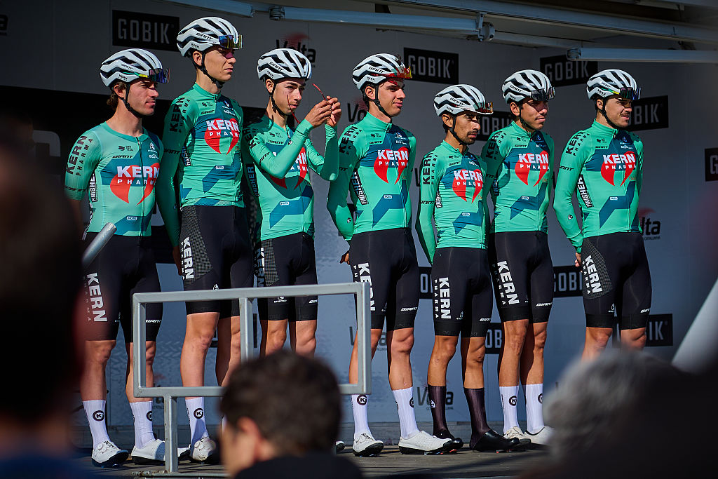 2026 Volta a Catalunya: the Kern Pharma lineup before a stage start