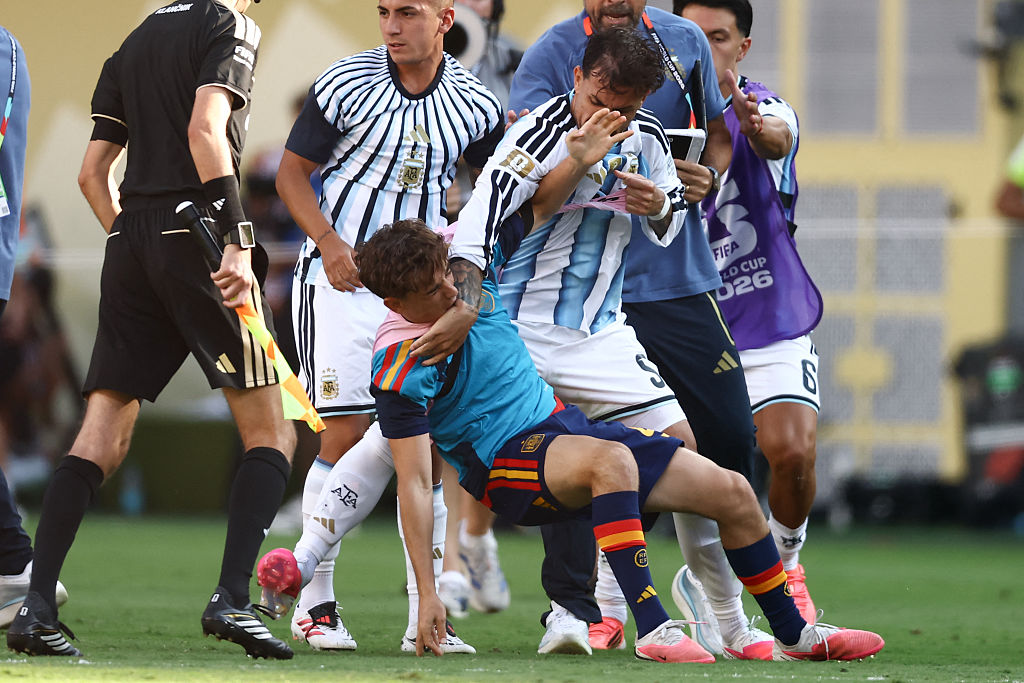 Argentina's midfielder #05 Leandro Paredes (top) clashed with Spain's midfielder #09 Gavi during the 2026 World Cup football tournament final match. (Photo by CHARLY TRIBALLEAU / AFP)
