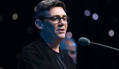 Watch Andy Burnham blind-rank his favourite bands – including Oasis, The Smiths, Wolf Alice and more