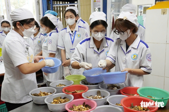 How traditional medicine herbs are processed at Ho Chi Minh City Traditional Medicine Institute - Ảnh 2.