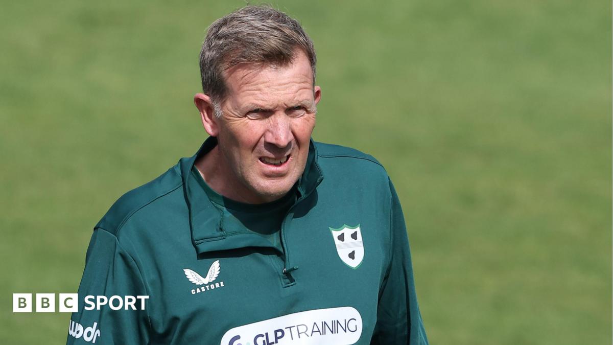 Alan Richardson wearing a green Worcestershire training top looks on