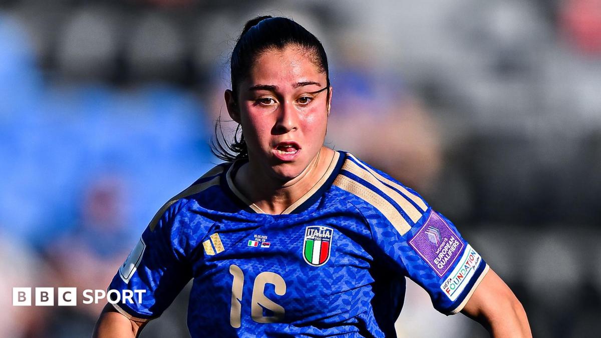 Giulia Dragoni playing for Italy in a 2027 World Cup qualifier