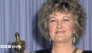 Brenda Fricker with her Oscar in 1990