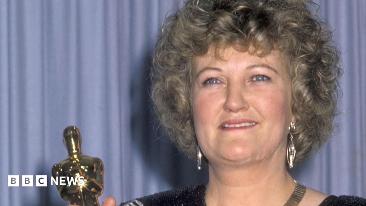 Brenda Fricker with her Oscar in 1990