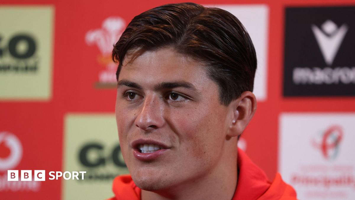 Louis Rees-Zammit talks to the press