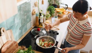 The Best Time to Eat Dinner, According to Dietitians