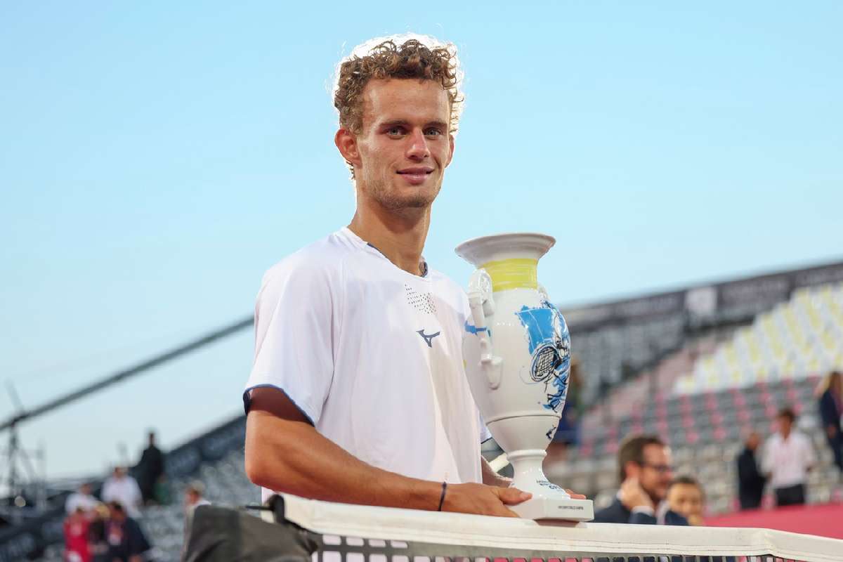 Luca van Assche downs Alexander Blockx to claim Estoril title