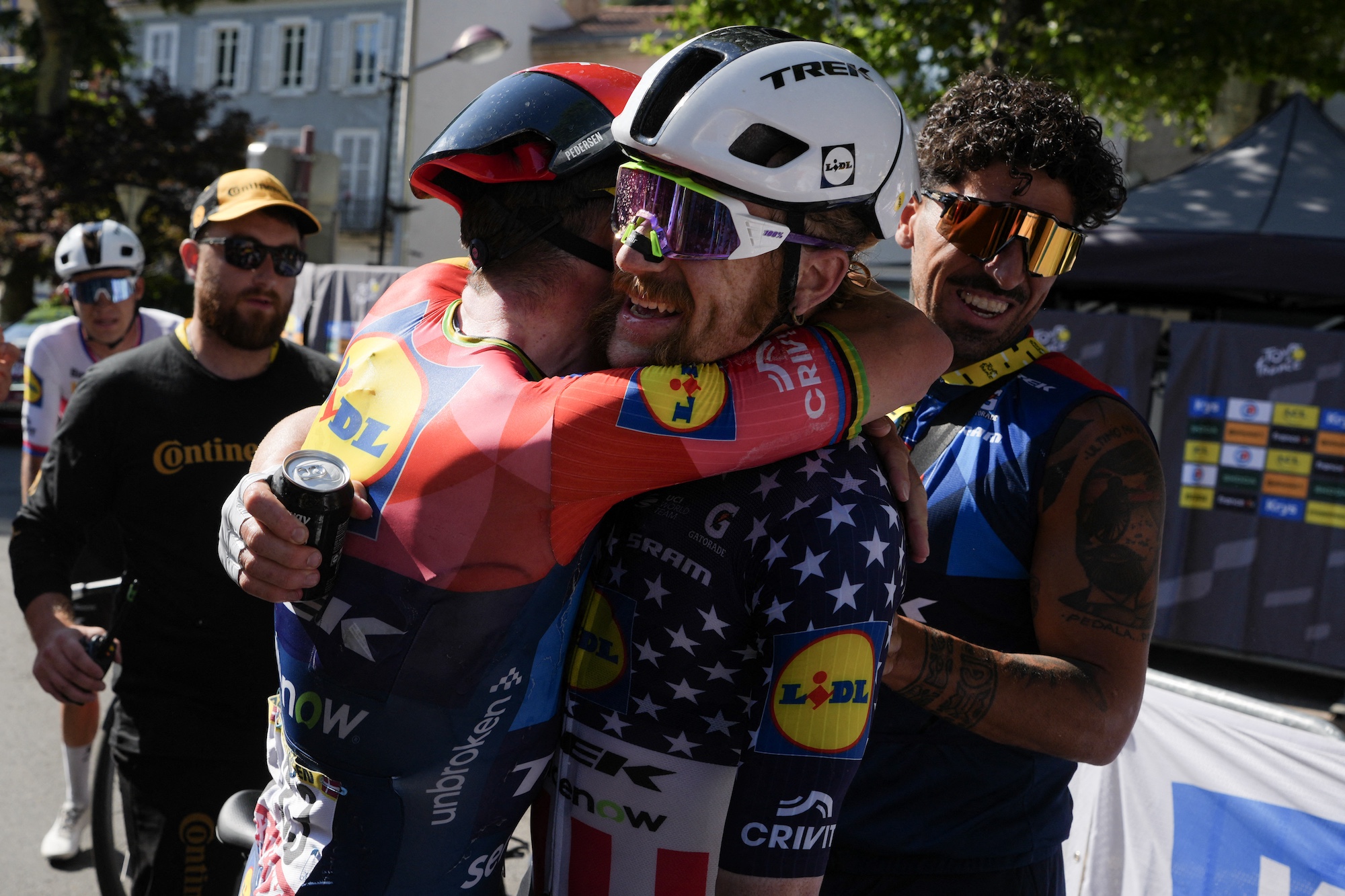 Lidl - Trek team's Danish rider Mads Pedersen celebrates with Lidl - Trek team's US rider Quinn Simmons (R) after winning the 4th stage of the 113th edition of the Tour de France cycling race, 182 km between Carcassonne and Foix in southwestern France, on July 7, 2026. (Photo by Thibault Camus / POOL / AFP)