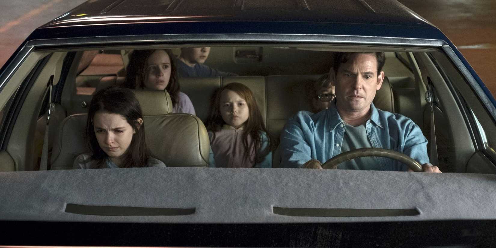 THE HAUNTING OF HILL HOUSE, McKenna Grace, Lulu Wilson, Paxton Singleton, Violet McGraw, Julian Hillard, Henry Thomas in 'The Bent-Neck Lady', (Season 1, Episode 105, aired Octobr 12, 2018), ph: Steve Dietl / ©Netflix / courtesy Everett Collection