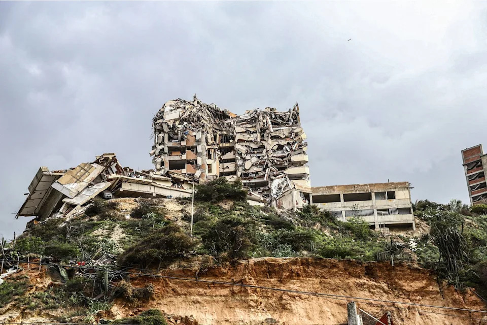 Widespread damage to buildings is seen following the powerful earthquakes that struck Venezuela. According to official figures, more than 2,600 people have been killed, more than 12,000 were injured and thousands have been displaced after powerful earthquakes struck Venezuela's northern Caribbean coast. (is associated with: «UK charity appeal after Venezuela earthquake hits £10 million») Laura De Chiclana/Jna Press/Nexpher via ZUMA Press Wire/dpa