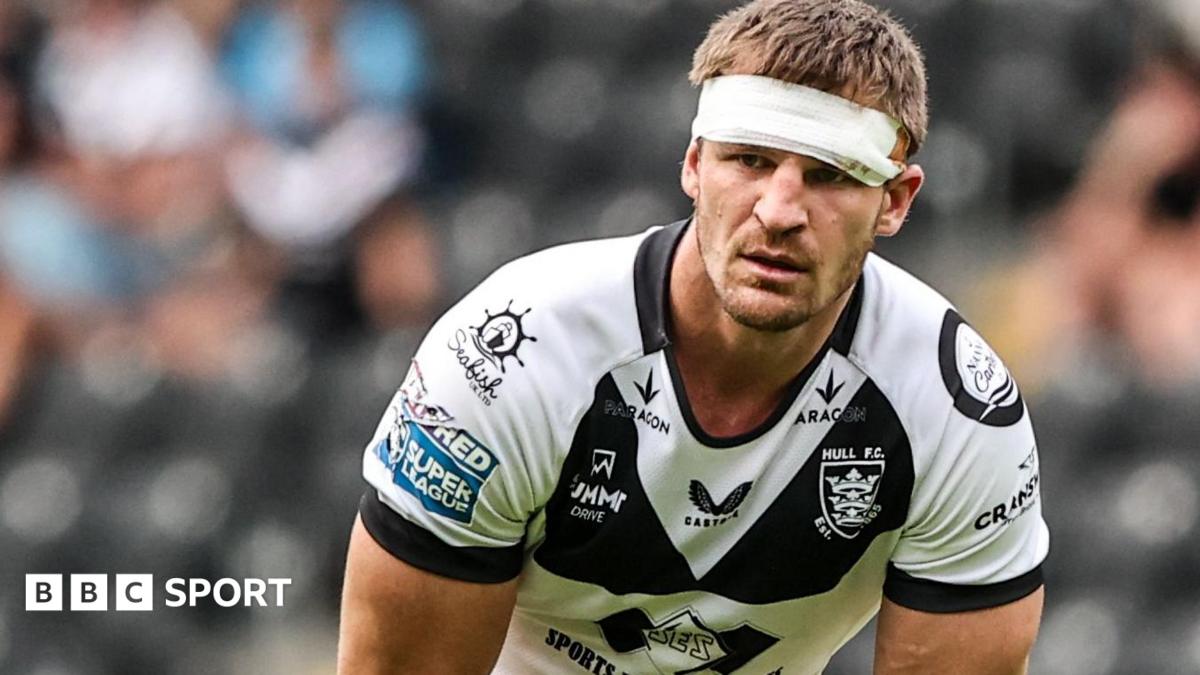 Jed Cartwright in action for Hull FC with a bandage around his head